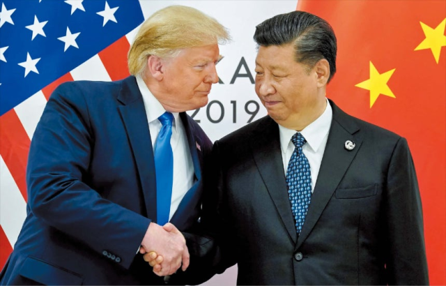 2019년 6월 일본 오사카에서 열린 G20(20국) 정상회의에서 만난 도널드 트럼프(왼쪽) 미국 대통령과 시진핑 중국 국가주석이 악수하고 있다. 로이터연합뉴스