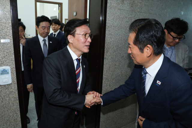 김민석(왼쪽) 국무총리와 정청래 더불어민주당 대표가 25일 서울 여의도 국회에서 열린 고위 당정대 회의를 마친 후 회의실을 나서고 있다. 뉴스1