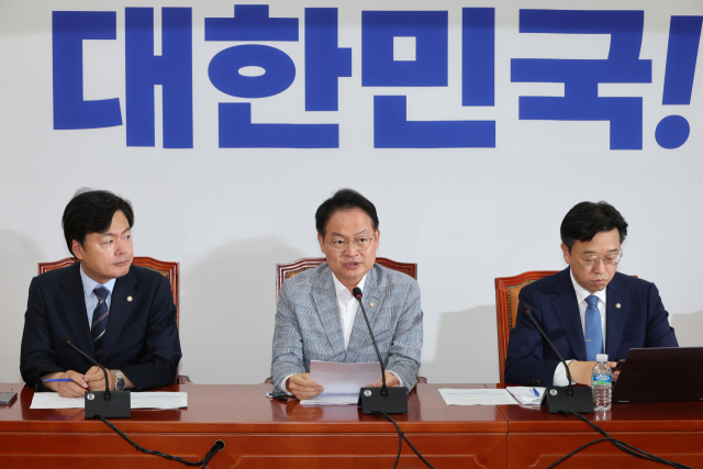 허영(가운데) 더불어민주당 원내정책수석부대표가 지난달 3일 서울 여의도 국회에서 열린 노조법 2·3조 개정 관련 기자간담회에서 발언하고 있다. 연합뉴스
