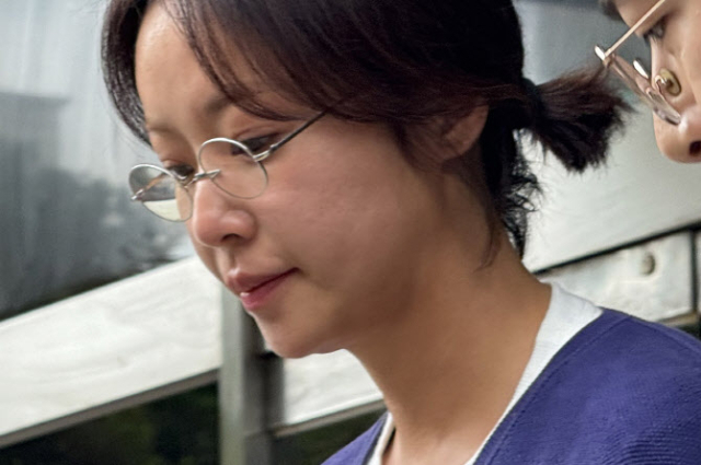 특정경제범죄 가중 처벌 등에 관한 법률 위반(횡령) 혐의로 기소된 배우 황정음 씨가 25일 집행유예를 선고받고 제주지방법원을 나오고 있다. 연합뉴스