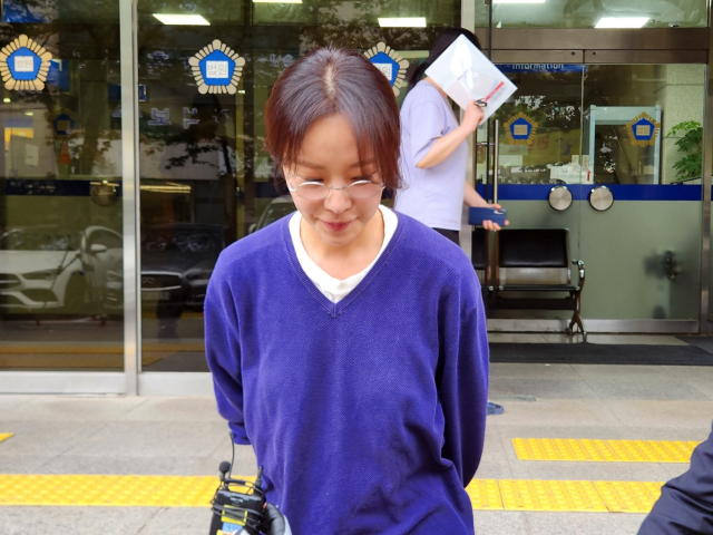 배우 황정음이 25일 제주시 이도2동 제주지방법원에서 취재진 질문에 대답하고 있다. 뉴스1