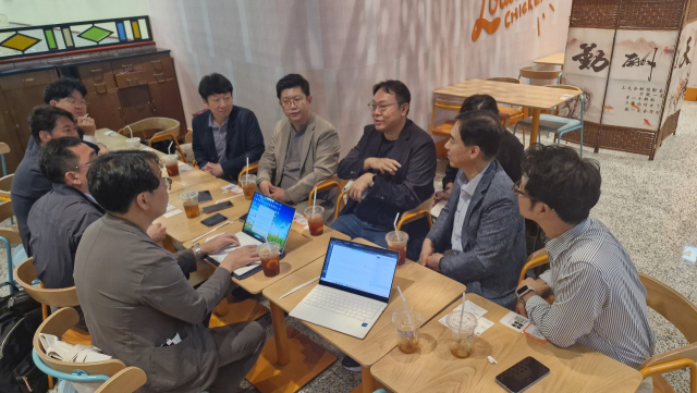 '경기도 AI리더스'들이 24일 저녁(현지시각) 지난 24일 저녁(현지시각) 두 번째 중국 방문 도시인 방문지인 상하이의 푸동공항 도착 직후 공항 내 한 식당에서 동행취재 기자들과 간담회를 갖고 있다. = 손대선 기자