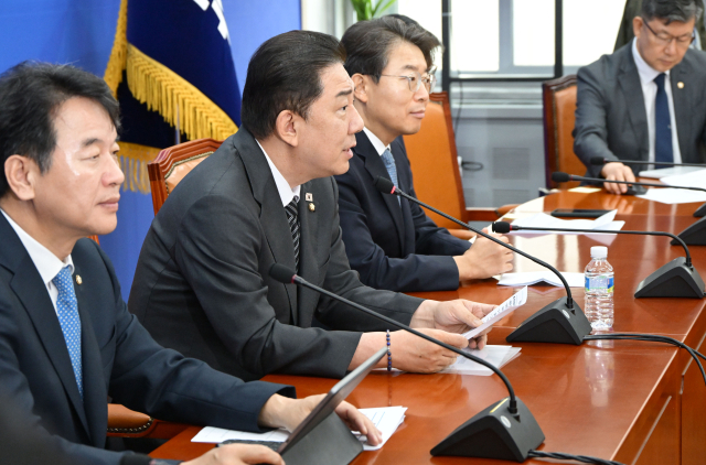 김병기 더불어민주당 원내대표가 23일 서울 여의도 국회에서 열린 원내대책회의에서 모두발언을 하고 있다. 성형주 기자