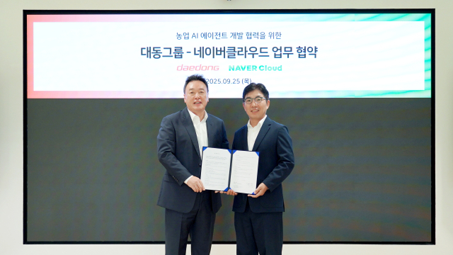 25일 성남시 분당구에 위치한 네이버클라우드 그린팩토리 사옥에서 진행된 '농업 AX를 위한 소버린 AI 에이전트 사업협력 업무협약식'에서 원유현(왼쪽) 대동 대표와 김유원 네이버클라우드 대표가 기념 촬영을 하고 있다. 사진 제공=대동
