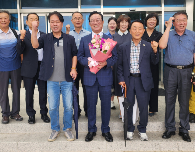 송철호 전 울산시장이 사전뇌물수수와 관련한 2심에서 무죄를 선고 받은 25일 지지자들과 함께 소감을 밝히고 있다. 사진제공=법무법인 정우