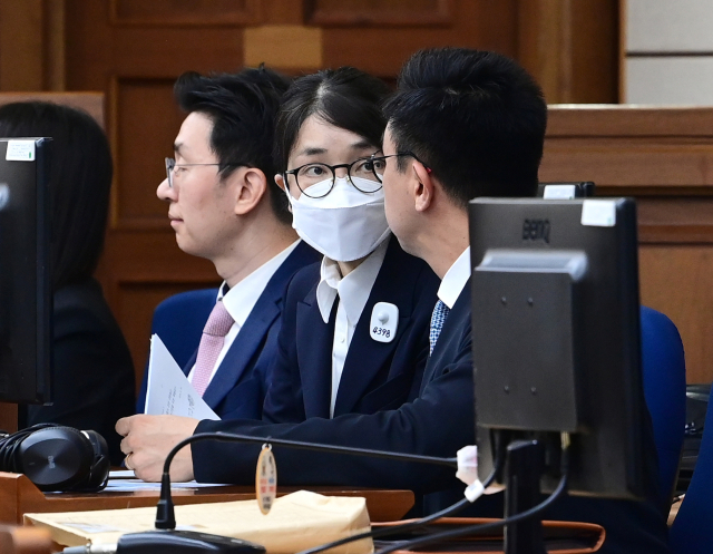 도이치모터스 주가조작 혐의와 통일교 금품수수 의혹 등으로 구속기소 된 김건희 여사가 24일 서울 서초구 서울중앙지법에서 열린 첫 재판에 출석해있다. 연합뉴스