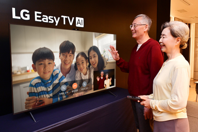 LG전자 모델들이 ‘LG 이지 TV(LG Easy TV)’에 기본 장착된 카메라로 TV와 카카오톡 계정이 연결된 가족과 영상 통화를 하고 있다. LG전자는 이지TV를 국내에 출시하며 시니어 TV 시장을 연다. 이지 TV는 홈 화면을 시니어 특화 기능 5개와 즐겨 찾는 애플리케이션 중심으로 단순화했다. 사진제공=LG전자