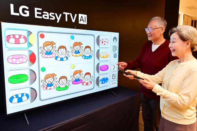 LG전자 모델들이 ‘LG 이지 TV(LG Easy TV)’를 통해 시니어 고객을 위한 엔터테인먼트 서비스 중 두뇌 건강 게임을 즐기고 있다. 사진제공=LG전자