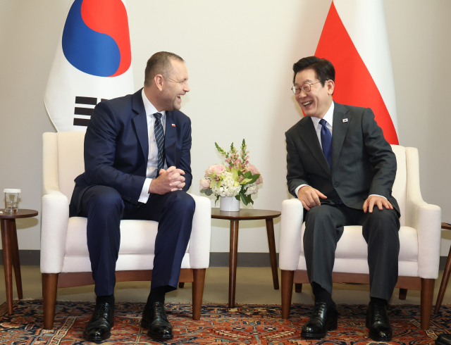 이재명 대통령과 카롤 나브로츠키 폴란드 대통령이 24일(현지시간) 미국 뉴욕 유엔본부에서 정상회담을 하고 있다. 연합뉴스