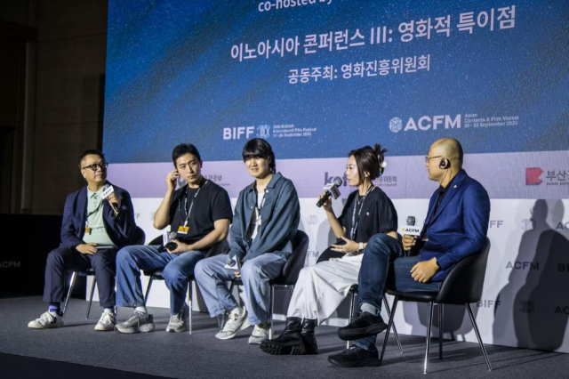 글로벌 인공지능(AI) 영상 생성 기업 ‘커링(클링)AI’의 쩡위선(오른쪽 두번째) 운영 책임자가 부산국제영화제에서 아시아콘텐츠앤필름마켓(ACFM)과 한국영화진흥위원회의 공동 주최로 열린 이노아시아(InnoAsia) 포럼에서 발언하고 있다. 커링AI 제공.