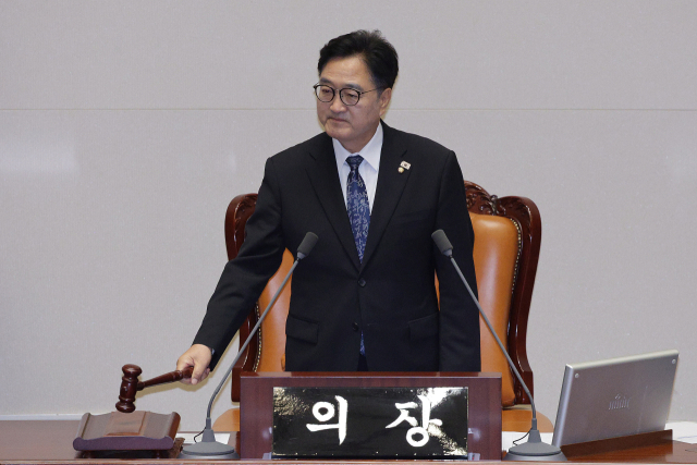 (서울=뉴스1) 신웅수 기자 = 우원식 국회의장이 25일 서울 여의도 국회에서 열린 제 429회 국회(정기회) 제9차 본회의에서 의사봉을 두드리고 있다. 뉴스1