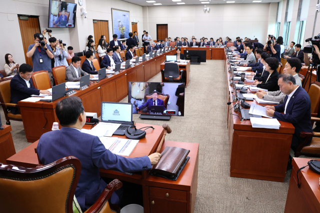 이철규 국회 산업통상자원중소벤처기업위원회 위원장이 25일 서울 여의도 국회에서 열린 산업통상자원중소벤처기업위원회 전체회의에서 의사봉을 두드리고 있다. 뉴스1