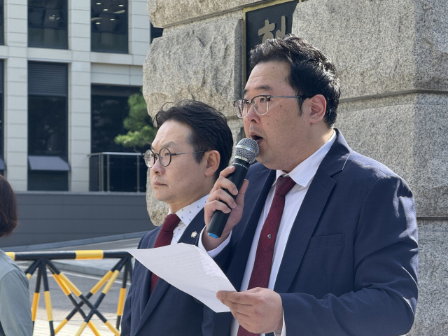 성창엽 대한주택임대인협회장이 25일 서울 종로구 헌법재판소 정문 앞에서 기자회견문을 낭독하고 있다. 천민아 기자