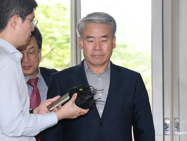 이종섭 전 국방부 장관이 25일 채상병 사건 수사 외압·은폐 의혹 관련 피의자 조사를 받기 위해 서울 서초구 이명헌 순직해병 특별검사팀 사무실에 출석하고 있다. 연합뉴스