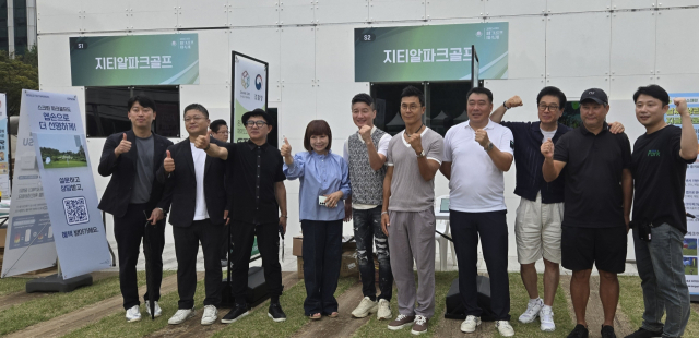 16일 ‘2025 서울 파크골프 대축제’ 당시 지티알(GTR)파크골프 부스 현장을 찾은 연예인 선수단. GTR 제공