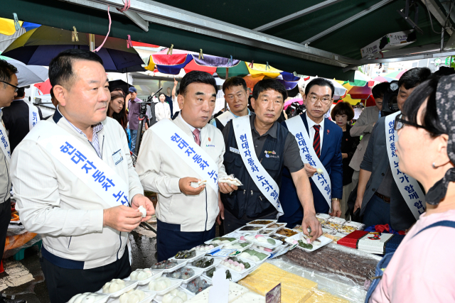 이동석 현대자동차 대표이사(왼쪽부터)와 김두겸 울산시장, 문용문 현대차 금속노조 지부장 등이 25일 울산 중구 태화시장에서 추석 물품을 구입하고 있다. 사진제공=현대자동차