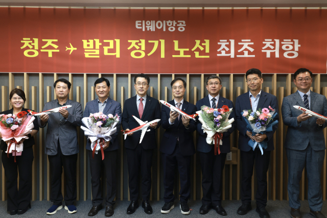 티웨이항공이 ‘청주~발리 정기노선’ 취항식을 갖고 있다. 사진제공=충북도