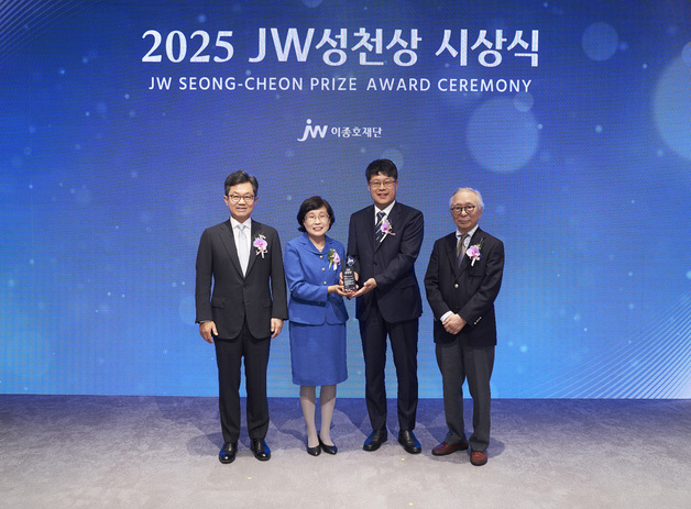 이경하(왼쪽부터) JW이종호재단 이사장 겸 JW 회장과 2025 JW성천상 수상자인 전진경 아프리카미래재단 짐바브웨지부 메디컬디렉터, 강동원 지부장, 이성낙 JW성천상위원회 위원장(가천대 명예총장)이 22일 과천 JW 사옥에서 기념촬영을 하고 있다. 사진 제공=JW중외제약