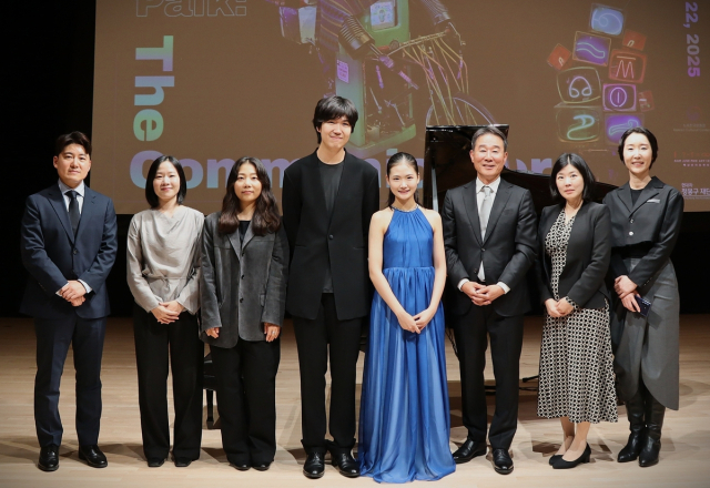 23일 미국 뉴욕한국문화원에서 열린 백남준 특별전 개막식에서 김아름(왼쪽 세 번째부터) 작가, 김송현 피아니스트, 김현서 바이올리니스트, 김천수 뉴욕한국문화원장 등이 기념 촬영을 하고 있다. 사진 제공=현대차 정몽구재단