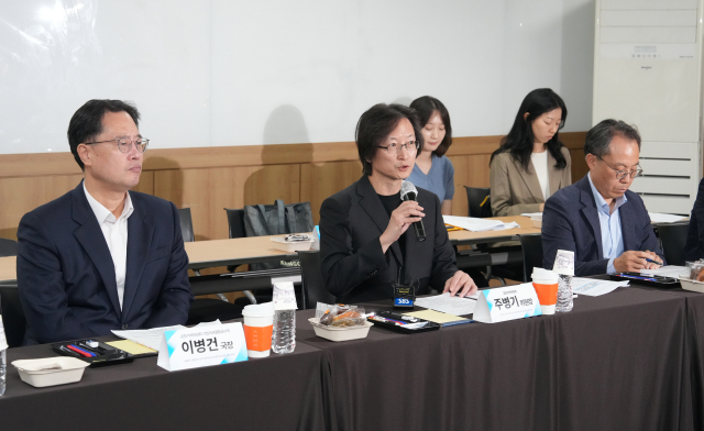 주병기 공정거래위원회 위원장이 25일 서울 구로구 벤처기업협회 대회의실에서 열린 기술탈취 근절을 위한 현장소통 간담회에서 인사말을 하고 있다. 사진 제공=공정위.