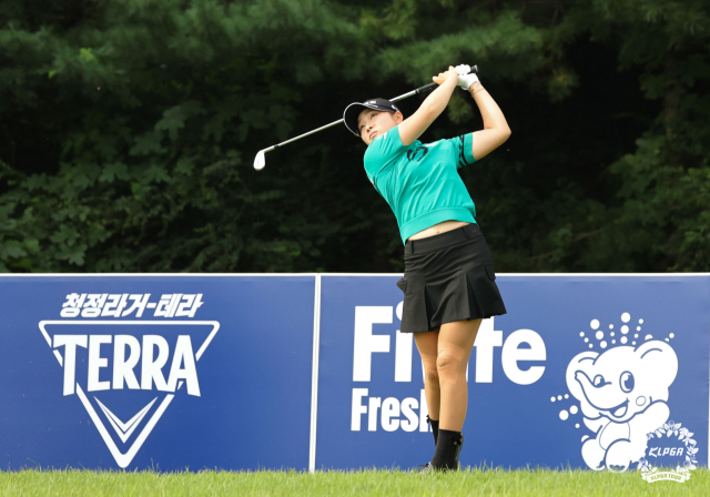 유현조가 25일 하이트진로 챔피언십 1라운드 11번 홀에서 티샷을 하고 있다. 사진 제공=KLPGA