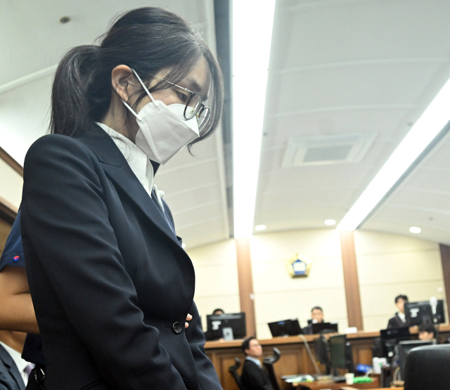도이치모터스 주가조작 혐의와 통일교 금품수수 의혹 등으로 구속기소 된 김건희 여사가 24일 서울 서초구 서울중앙지법에서 열린 첫 재판에 출석하고 있다. 연합뉴스