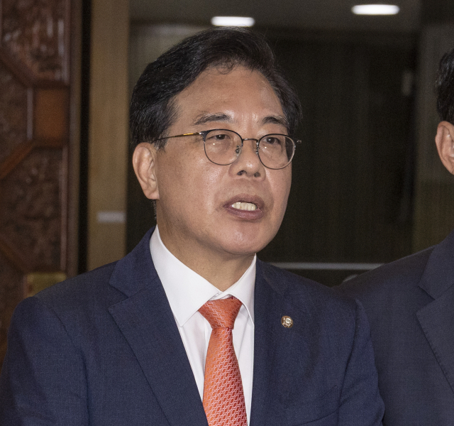 송언석 국민의힘 원내대표가 25일 본회의에 앞서 열린 의원총회를 마친 뒤 정부조직법 등 본회의에 상정된 정부조직법 등 4건의 법안에 대해 필리버스터(무제한 토론을 통한 합법적 의사진행 방해) 진행을 발표하고 있다. 연합뉴스