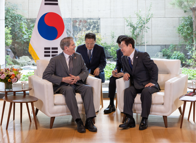 이재명 대통령이 24일(현지 시간) 미국 뉴욕 주유엔 대한민국대표부에서 스콧 베선트 미 재무장관을 접견하고 있다. 연합뉴스