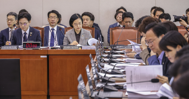 김정관(왼쪽) 산업통상자원부 장관, 한성숙 중소벤처기업부 장관이 25일 국회에서 열린 산업통상자원벤처기업위원회에 출석해 자료를 살펴보고 있다. 연합뉴스