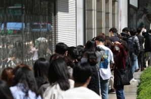 "한국에서는 비싸게 팔아도 돼"…가격 올라도 '오픈런' 하자 우르르 몰려오는 '명품업계'