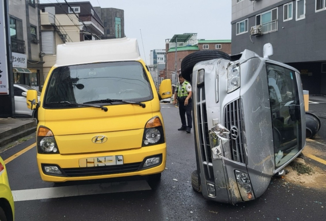 25일 오후 울산 동구 방어동에서 승용차가 영업 중인 식당으로 돌진한 뒤 후진해 신호 대기 중인 트럭을 들이받고 전도되는 사고가 났다. 사진제공=울산소방본부