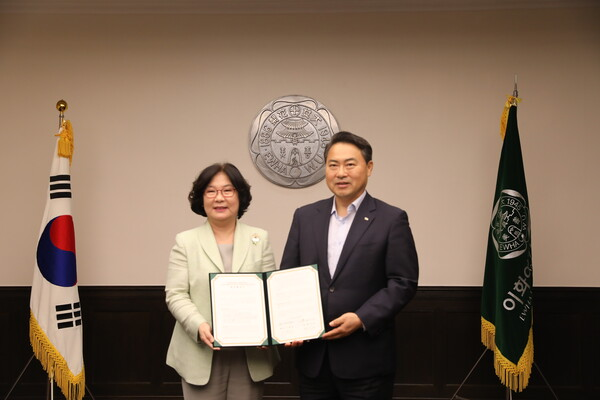 이향숙(왼쪽부터) 이화여대 총장과 황보연 서울에너지공사 사장이 24일 업무협약 후 기념촬영을 하고 있다