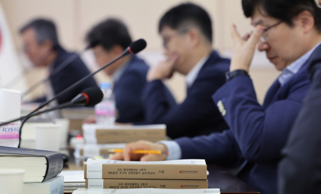 25일 서울 중구 원자력안전위원회에서 부산 기장 고리 원자력발전소 2호기 계속운전 허가 여부를 결정하는 회의가 열리고 있다. 연합뉴스