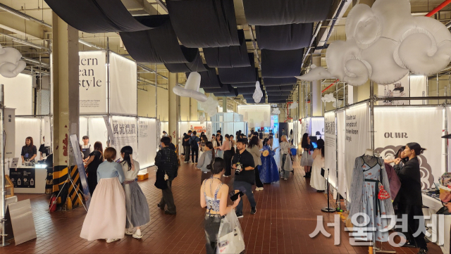 25일 서울 성수동 에스팩토리에서 진행중인 ‘2025 오늘전통축제’를 관람객들이 살펴보고 있다. 최수문기자