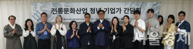 최휘영 문화체육관광부 장관이 25일 ‘2025 오늘전통축제’에서 전통문화산업 청년 기업인들과의 간담회를 마치고 기념촬영을 하고 있다. 사진 제공=문체부