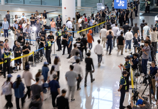 미국 이민당국에 의해 조지아주에 구금됐던 한국인 근로자들이 지나 12일 인천국제공항 제2여객터미널 입국장을 나서는 모습. 연합뉴스