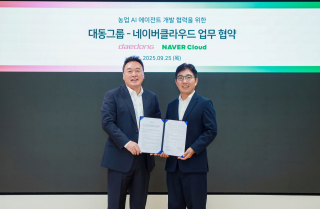 김유원(오른쪽) 네이버클라우드 대표와 원유현 대동그룹 부회장이 25일 농업 AI 에이전트 개발 협력을 위한 업무 협약을 체결한 뒤 기념사진을 촬영하고 있다. 사진제공=네이버클라우드