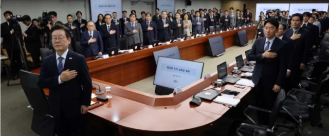이재명 대통령이 지난 18일 용산 대통령실에서 열린 제11차 대통령 주재 수석보좌관회의에서 국민의례를 하고 있다.연합뉴스