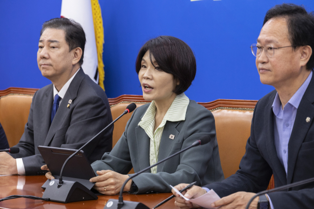 한정애(가운데) 더불어민주당 정책위의장이 25일 국회에서 열린 정책조정회의에서 발언하고 있다. 연합뉴스