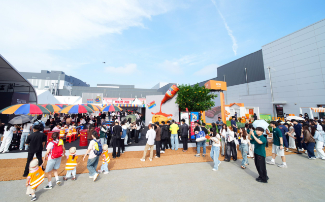 국내 최대 식품문화축제 'NS푸드페스타 2025 in 익산'이 26일 전북 익산 하림 퍼스트키친에서 막을 올린 가운데 많은 관람객들이 행사장을 찾아 시식 체험을 하고 있다. 사진 제공=NS홈쇼핑