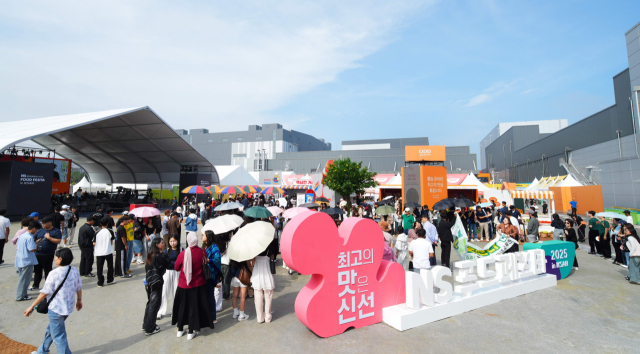 국내 최대 식품문화축제 'NS푸드페스타 2025 in 익산'이 26일 전북 익산 하림 퍼스트키친에서 막을 올린 가운데 많은 관람객들이 행사장을 찾아 시식 체험을 하고 있다. 사진 제공=NS홈쇼핑