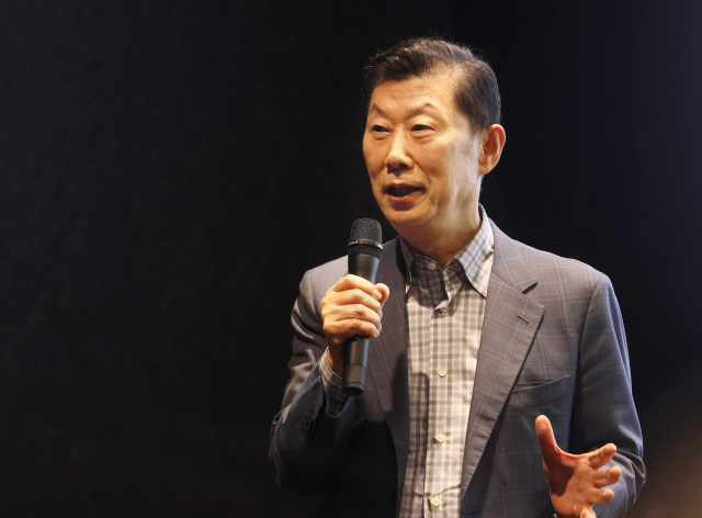 김홍국 하림그룹 회장이 26일 ‘NS푸드페스트 2025 in 익산’ 개막식 현장을 찾아 환영사를 하고 있다. 사진 제공=NS홈쇼핑