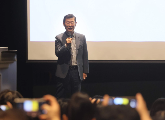 김홍국 하림그룹 회장이 26일 ‘NS푸드페스트 2025 in 익산’ 개막식 현장을 찾아 환영사를 하고 있다. 사진 제공=NS홈쇼핑