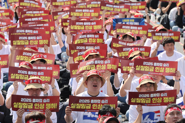 전국금융산업노동조합 조합원들이 26일 서울 종로구 세종대로에서 열린 9·26 총파업 결단식에서 실질임금 인상과 주4.5일제 근무를 촉구하고 있다. 연합뉴스