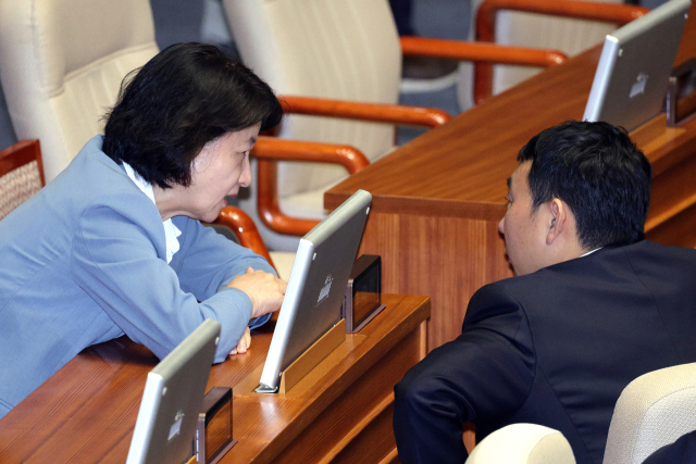추미애(왼쪽), 김용민 더불어민주당 의원이 25일 서울 여의도 국회에서 열린 제 429회 국회(정기회) 제9차 본회의에서 대화하고 있다. 뉴스1