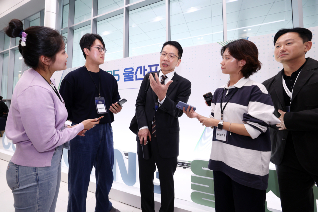 최창원(가운데) SK수펙스추구협의회 의장이 24일 울산전시컨벤션센터(UECO)에서 열린 ‘2025 울산포럼’ 폐막 후 취재진을 만나 경영 현안을 설명하고 있다. 사진 제공=SK이노베이션