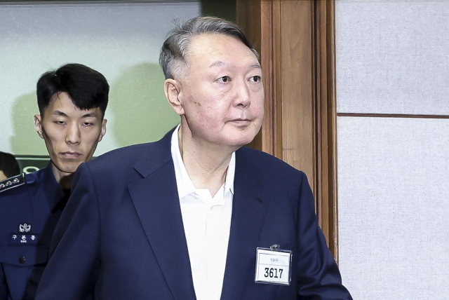 윤석열 전 대통령이 26일 서울 서초구 서울중앙지법에서 열린 특수공무집행방해, 직권남용 권리행사방해 등 혐의 사건 첫 공판에 출석하고 있다. 형사 법정에서 윤 전 대통령의 모습이 공개된 것은 지난 4월 내란 사건 재판 이후 약 5개월 만이다. 뉴스1