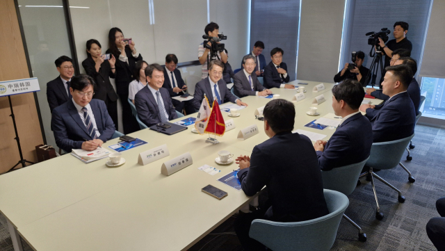 김동연 경기도지사가 26일 오후 3시(현지시각) 중국 장쑤성 난징시 더지플라자 회의실에서 옌팅주 종루이전자 부사장과 KNS 정봉진 대표이사 등과 함께 경기도-종루이코리아투자협약 체결식을 갖고 있다. 사진 = 손대선 기자