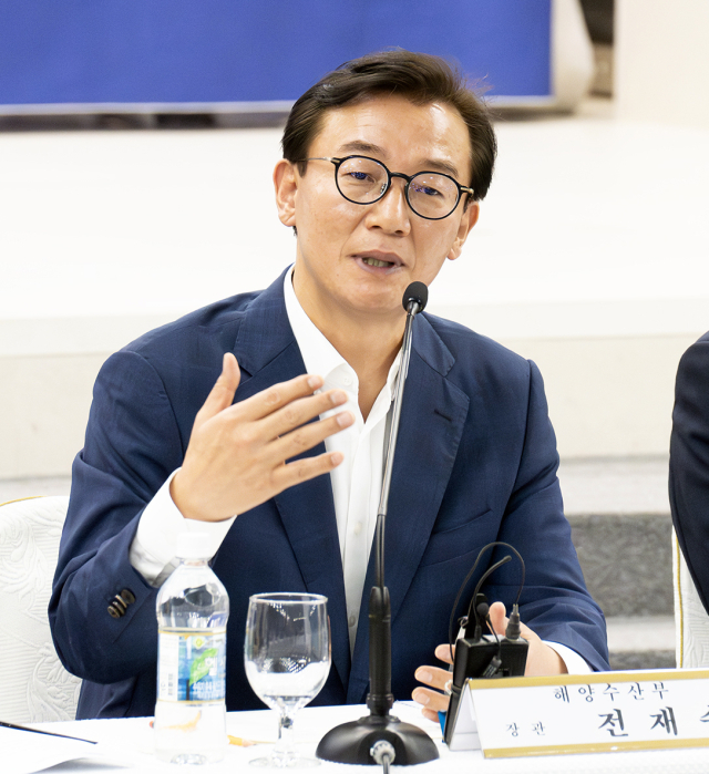 전재수 해양수산부 장관이 18일 부산상공회의소에서 부산지역 상공인들과 간담회를 갖고 인사말을 하고 있다. 사진 제공=해수부