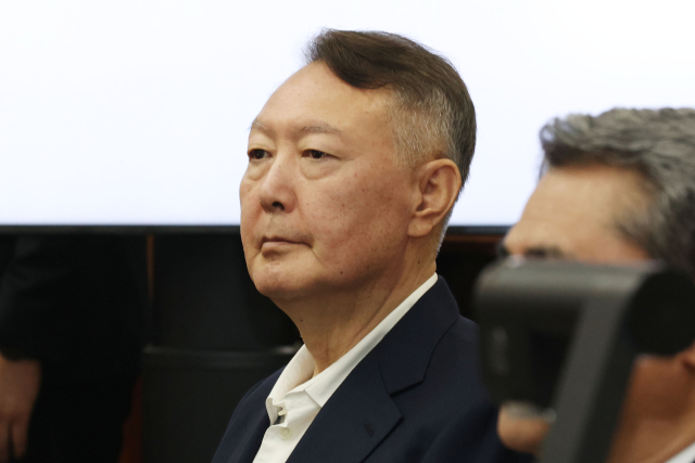 윤석열 전 대통령이 26일 서울 서초동 서울중앙지법에서 열린 특수공무집행방해 혐의 재판에 출석하고 있다. 사진공동취재단